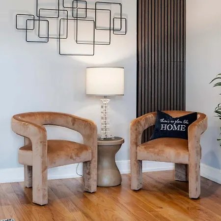 Cozy 2 Bed Home By West Loop With Parking & Laundry